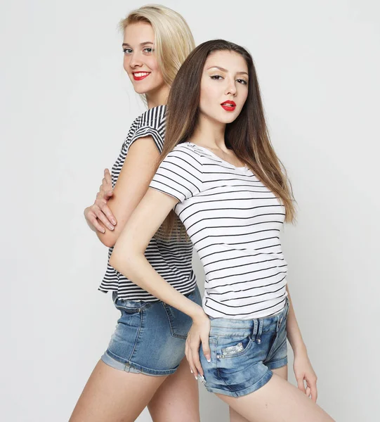 Lifestyle Friendship Young People Concept Two Cheerful Beautiful Young Women — Photo