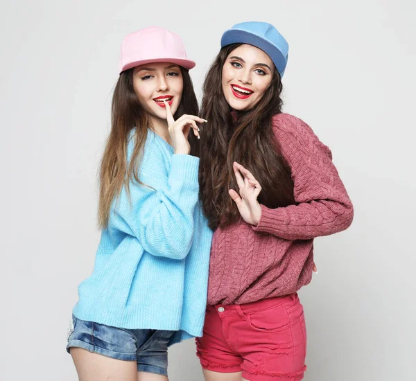 Två Unga Kvinnliga Vänner Står Tillsammans Och Har Roligt Över — Stockfoto