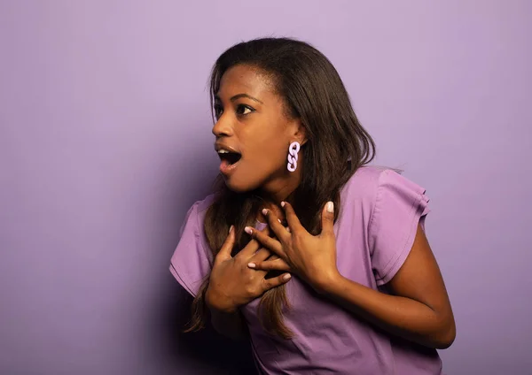 Νεαρή Αφρο Αμερικανίδα Είναι Κατάπληκτη Στόμα Ανοιχτό Κοιτάζει Αλλού Έκπληκτη — Φωτογραφία Αρχείου