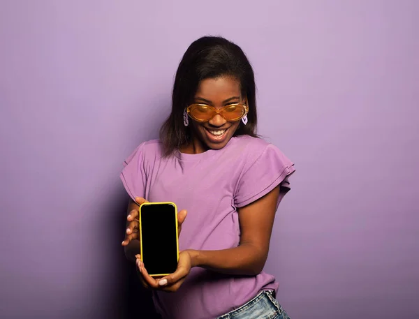 Πορτρέτο Της Θετικής Νεαρή Αφρο Αμερικανική Γυναίκα Υποστηρικτής Δείχνουν Smartphone — Φωτογραφία Αρχείου