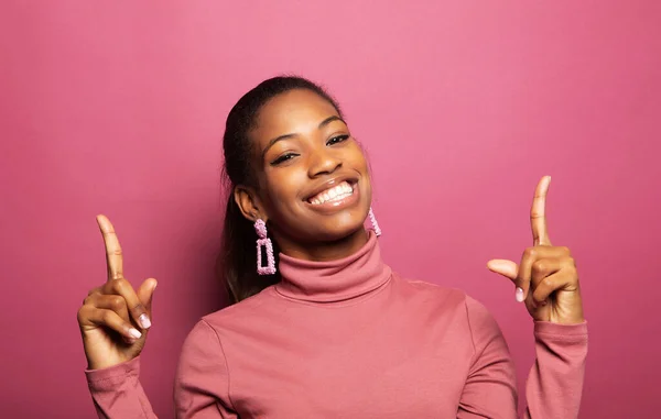 Güzel Afrikalı Amerikalı Genç Bayan Gülümsüyor Pembe Arka Planda Başparmak — Stok fotoğraf