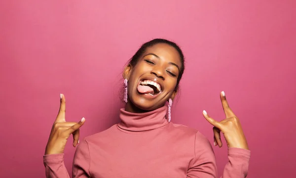 Jeune Femme Afro Américaine Heureuse Pull Rose Souriant Caméra Geste — Photo