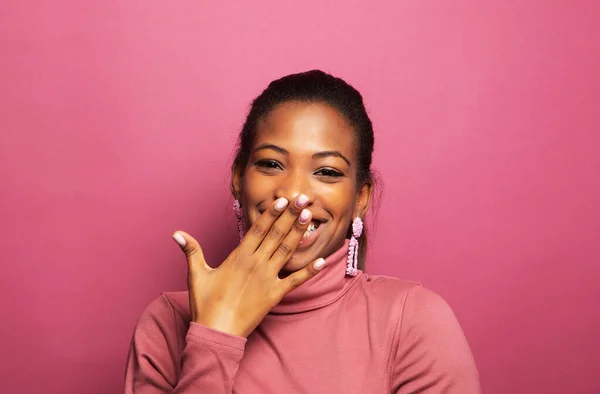 Young African Woman Surprised Smiling Camera Pink Background Young Female — Stock Photo, Image