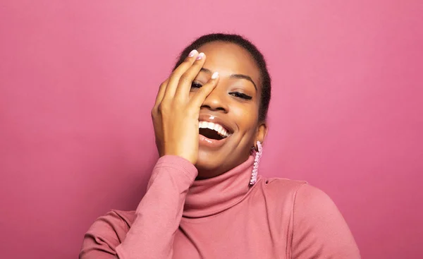 Jovem Mulher Africana Surpreendida Sorrindo Para Câmera Fundo Rosa Jovem — Fotografia de Stock