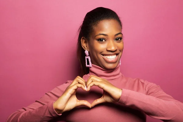 Genç Bir Afro Amerikalı Kadın Mutlu Bir Şekilde Gülüyor Parmaklarından — Stok fotoğraf