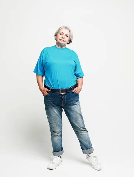Полноразмерное Фото Веселой Взрослой Женщины Джинсах Синей Рубашке Стоящей Белом — стоковое фото