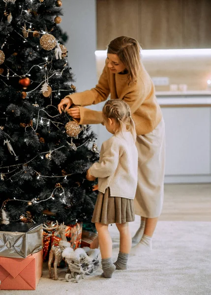 Familie Wintervakantie Mensen Concept Gelukkig Jong Moeder Dochtertje Versieren Kerstboom — Stockfoto