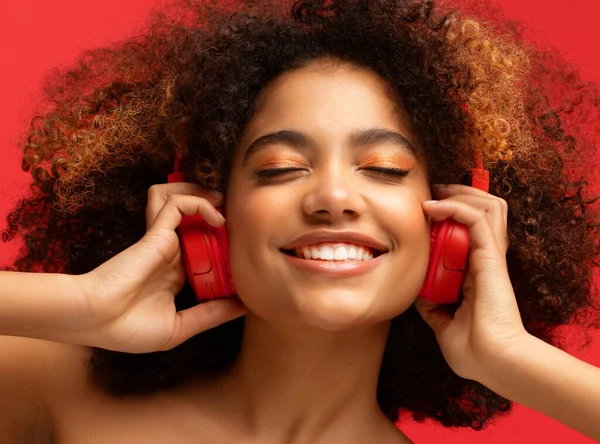 Šťastná Mladá Afroameričanka Uvolněná Skvělou Písní Širokým Úsměvem Dotýká Sluchátek — Stock fotografie