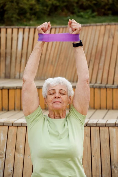 上了年纪的女子的画像 头发灰白短发 带着健身带 健康的生活方式 老年人和积极的退休生活概念 — 图库照片