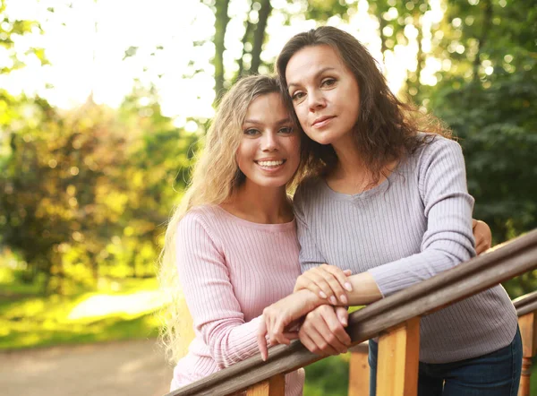 Duas Mulheres Encantadoras Parque Verão Ficar Lado Lado Nas Escadas — Fotografia de Stock