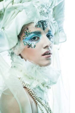 Parti, Noel ve insanlar, Noel partisi kostümlü hoş bir kadın. Yaratıcı makyaj, saç stili, yakın plan portre. Kış stili, Kar Kraliçesi.