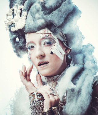 Parti, Noel ve insanlar Noel partisi kostümü ve peruğu içinde büyüleyici bir kadın. Yaratıcı makyaj, saç stili, yakın plan portre. Kış stili, Kar Kraliçesi.