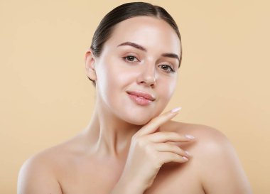 Sağlıklı ciltli, genç ve çekici bir kadının yakın plan portresi. Temiz tenli beyaz bir kadının güzel yüzü. Cilt bakımı kavramı.