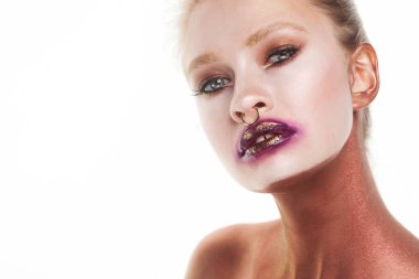 Fantezi parlak makyajlı genç bir kadın. Sıra dışı yüz resimleri, beyaz arka planda portre..