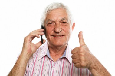 Pozitif yaşlı adamın portresi yeni cep telefonu gösteriyor ki tamam işareti iyi bir modern teknoloji seçin pembe çizgili gömlek giyin. Beyaz arkaplan üzerinde pozlandırma.