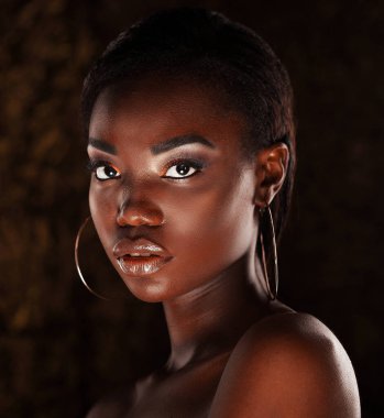 Çekici, yarı çıplak, kısa siyah saçlı Afrikalı bir kadının portresi altın arka planda izole edilmiş.