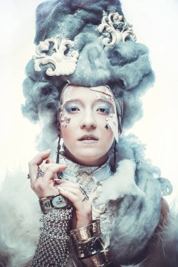 Kar Kraliçesi, yaratıcı yakın plan portresi. Gümüş makyajlı, yaratıcı görünümlü genç bir kadın. Gözleri kapalı. Kış Portresi.