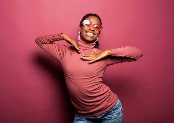 Foto Mujer Afro Joven Encantadora Usar Ropa Casual Bailando Buscando —  Fotos de Stock
