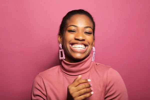 Mutlu Afro Kadın Gülümsüyor Iyi Bir Ruh Hali Var Stüdyo — Stok fotoğraf
