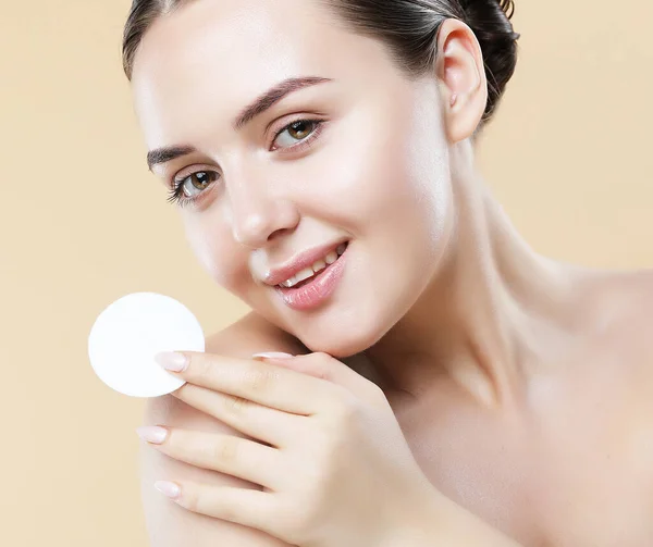 Tratamiento Belleza Facial Mujer Joven Feliz Usando Almohadilla Algodón Limpieza —  Fotos de Stock