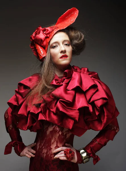 Jolie Femme Costume Carnaval Rouge Chapeau Écarlate Pose Sur Fond — Photo