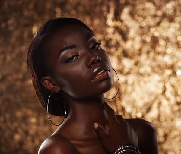 Primer Plano Retrato Sensual Joven Africana Sobre Fondo Dorado —  Fotos de Stock