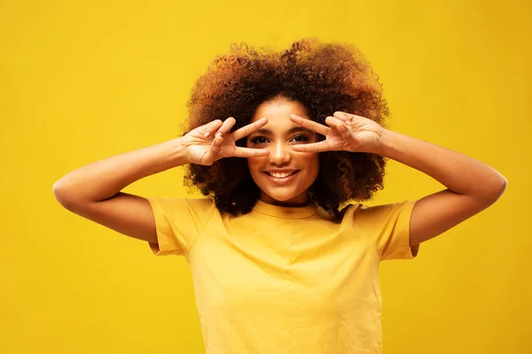 Νεαρή Χαμογελαστή Χαρούμενη Χαρούμενη Φιλική Αφροαμερικάνικη Γυναίκα Φορούν Casual Κίτρινο — Φωτογραφία Αρχείου
