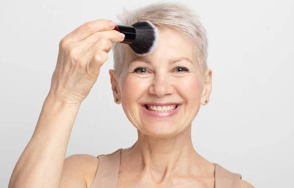 Retrato Belleza Anciana Aplicando Rubor Con Cepillo Maquillaje Sobre Fondo — Foto de Stock