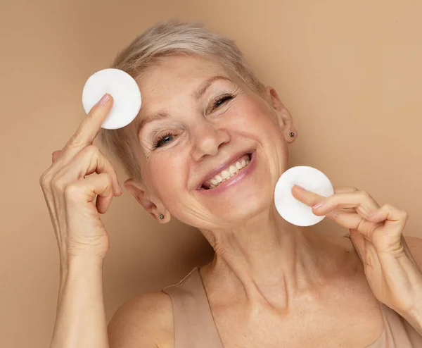 Imagen Una Mujer Adulta Satisfecha Limpiando Cara Con Esponjas Algodón — Foto de Stock