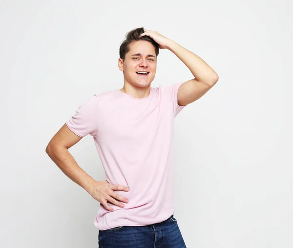 Bello Uomo Una Shirt Rosa Tocca Capelli Raddrizza Sua Acconciatura — Foto Stock