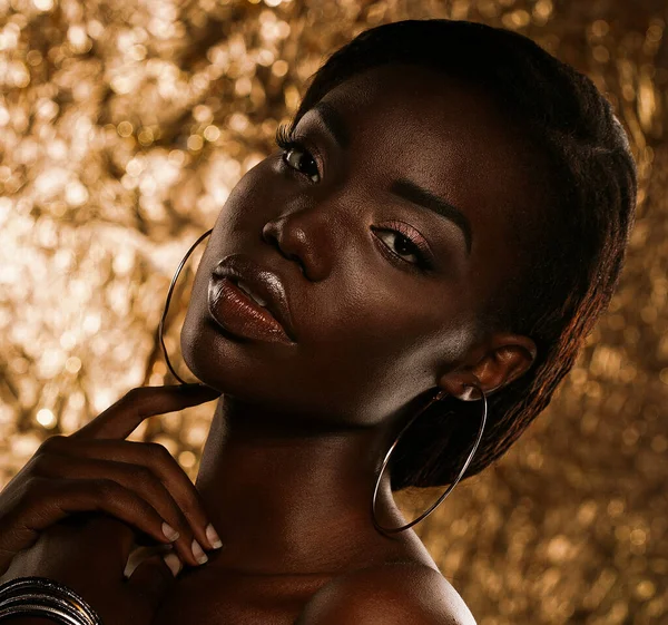 Porträtt Vacker Afrikansk Amerikansk Kvinnlig Modell Över Gyllene Bakgrund — Stockfoto