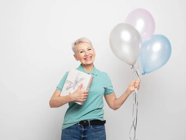 Människor Åldrande Och Mognad Koncept Fantastisk Äldre Kvinna Med Kort — Stockfoto