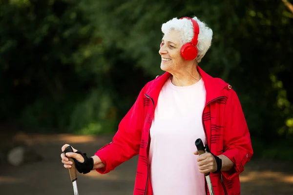 Hezká Starší Žena Šedivými Vlasy Krátkým Sestřihem Červené Bundě Chodí — Stock fotografie