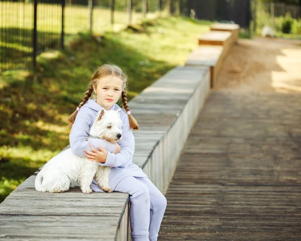 Tierfreundschaft Und Glückliche Kindheit Das Mädchen Sitzt Auf Einer Bank — Stockfoto
