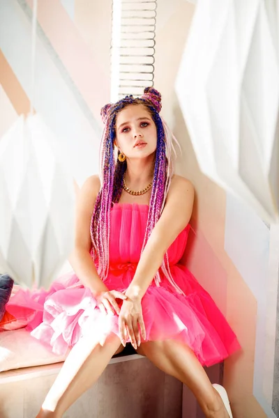 Kaukasische Junge Hübsche Frau Mit Dreadlocks Frisur Trägt Rosa Kleid — Stockfoto