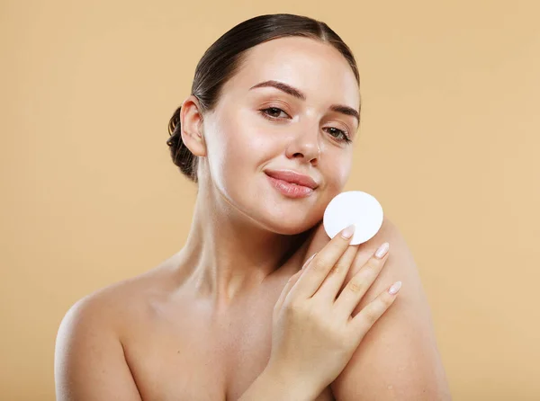 Tratamiento Belleza Facial Mujer Joven Feliz Usando Almohadilla Algodón Limpieza —  Fotos de Stock