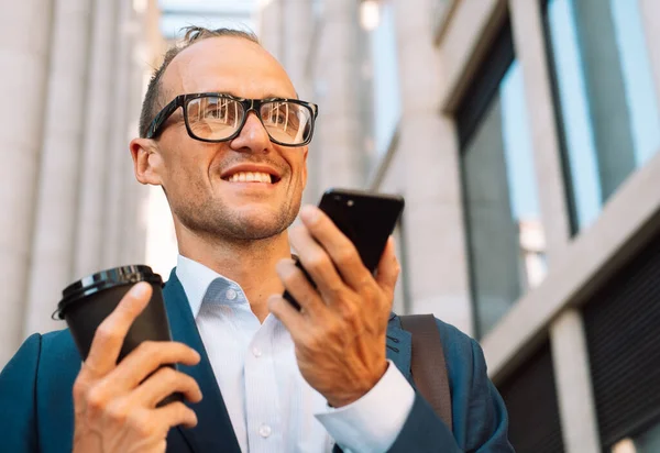 Hombre Joven Guapo Con Gafas Grabando Mensaje Audio Teléfono Inteligente —  Fotos de Stock