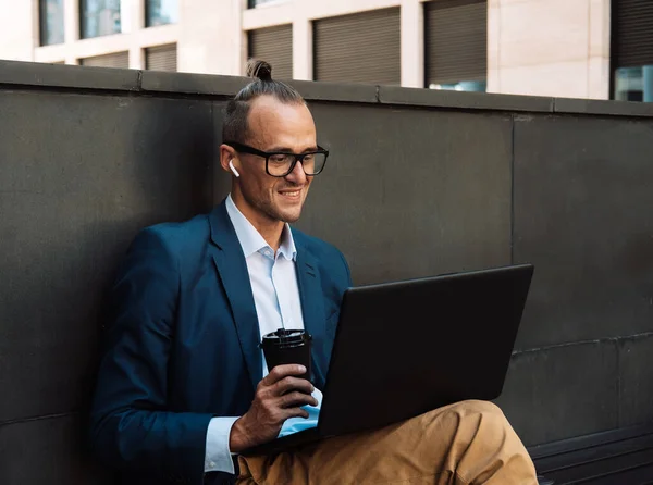 Hombre Con Gafas Sentado Banco Escribiendo Portátil Tipo Mirando Pantalla —  Fotos de Stock