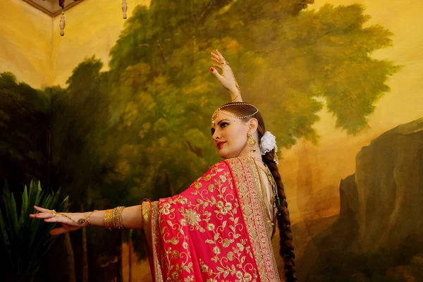 Piękna Młoda Kobieta Tradycyjnej Indyjskiej Sukience Biżuterii Tancerka Indyjski Strój — Zdjęcie stockowe