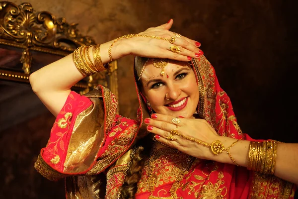 Mooie Indiase Klassieke Danser Een Indiase Klassieke Danser Rode Kleding — Stockfoto