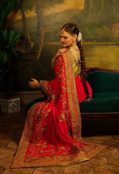 Uma Jovem Encantadora Está Sentada Sofá Casamento Tradicional Indiano Sari — Fotografia de Stock