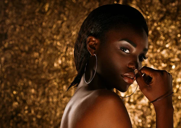 Tmavá Kůže Krásná Mladá Žena Pózující Smyslně Zlatém Pozadí Dokonalá — Stock fotografie