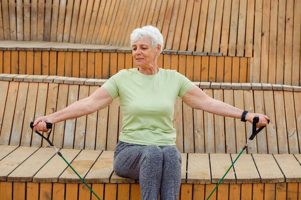 Stará Žena Krátkými Vlasy Nosí Zelené Tričko Dělá Cvičení Venku — Stock fotografie