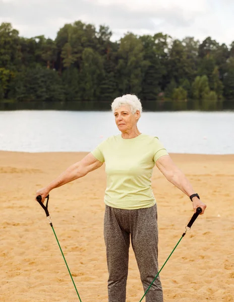 Kısa Saçlı Yaşlı Kadın Spor Giyer Sabahları Plajda Egzersiz Yapar — Stok fotoğraf