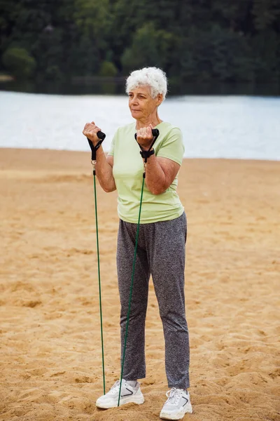 Stará Žena Krátkými Vlasy Nosit Sportovní Oblečení Dělat Cvičení Venku — Stock fotografie