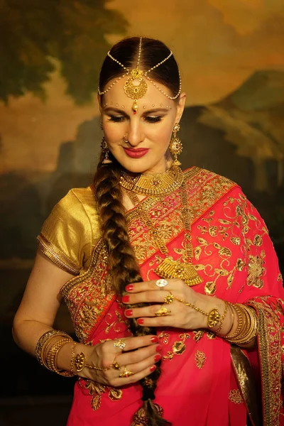 Sari Içinde Güzel Bir Hintli Kadın Kapalı Alanda Işıklandırma — Stok fotoğraf