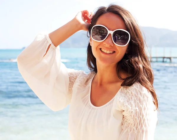 Glückliche Frau Sommerlichem Weißen Kleid Und Sonnenbrille Strand Kaukasische Frauen — Stockfoto