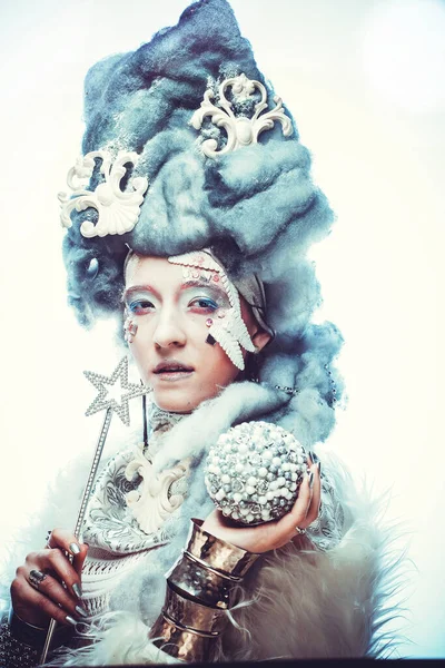 冬の美しさ魔法の杖とクリスマスボールを保持銀ウィッグと女性の肖像画 美しいファッションモデル女性スノーヘアスタイルと構成します 冬の女王 クリスマスウーマン — ストック写真