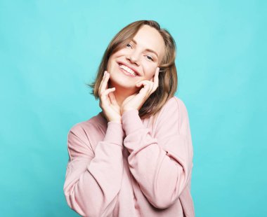 İnsanlar, mutluluk ve yüz ifadeleri kavramı. Mükemmel gülüşlü güzel bir genç kadının portresi..