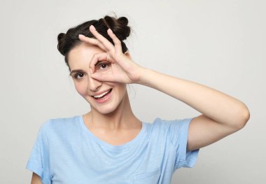 Yaşam tarzı, duygu ve insan konsepti: gülümseyen esmer kadın mutlu, el ele imzala, parmaklarından bak.